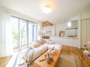 ふんわりとしたソファに、ドライフラワーや花器など素材感のある小物が置かれた癒しのリビング空間。